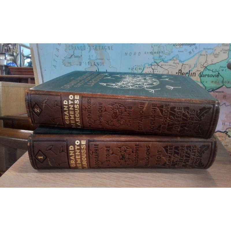 PAIRE D’ENCYCLOPÉDIES LAROUSSE 