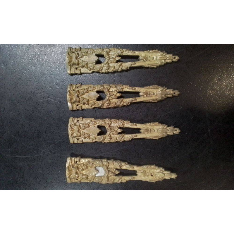 LOT DE 4 ÉLÉMENTS DE DÉCORATION BRONZE