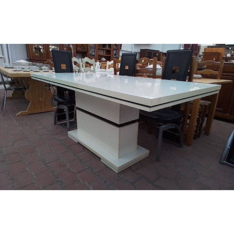 TABLE MODERNE LAQUÉE BLANCHE 