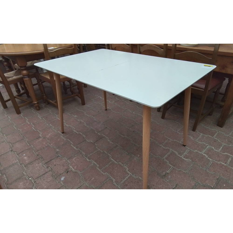 TABLE MODERNE BLANCHE EN L’ÉTAT 