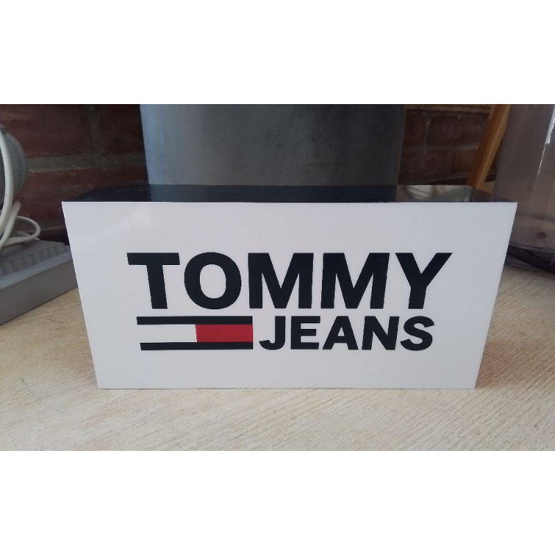 ENSEIGNE PROMOTIONNELLE TOMMY JEANS